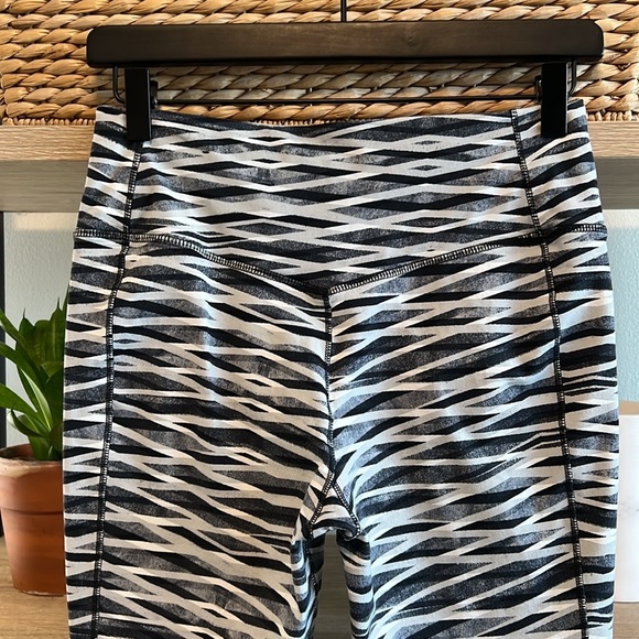 Nike Printed Dri-Fit Run Fast Capri with Hidden Pocket, M - Picture 6 of 10